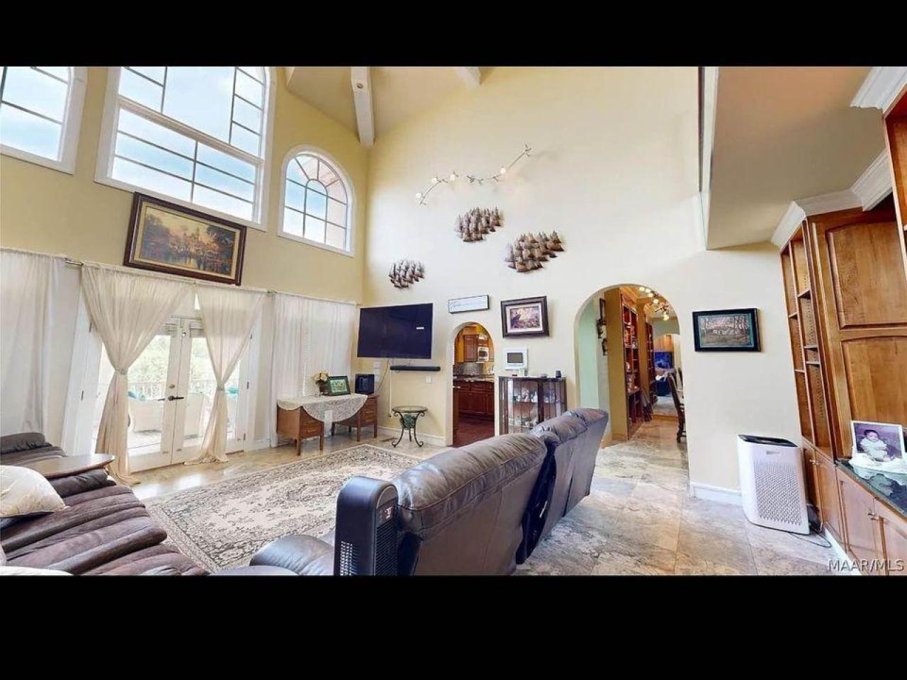 11 Beds 7 Baths - House