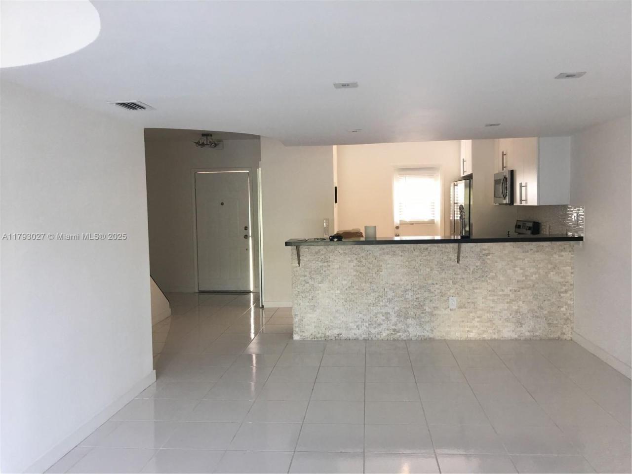 Renovated Duplex 2/BD 2/BA Island Kitchen Balcony W/D Gym Pool