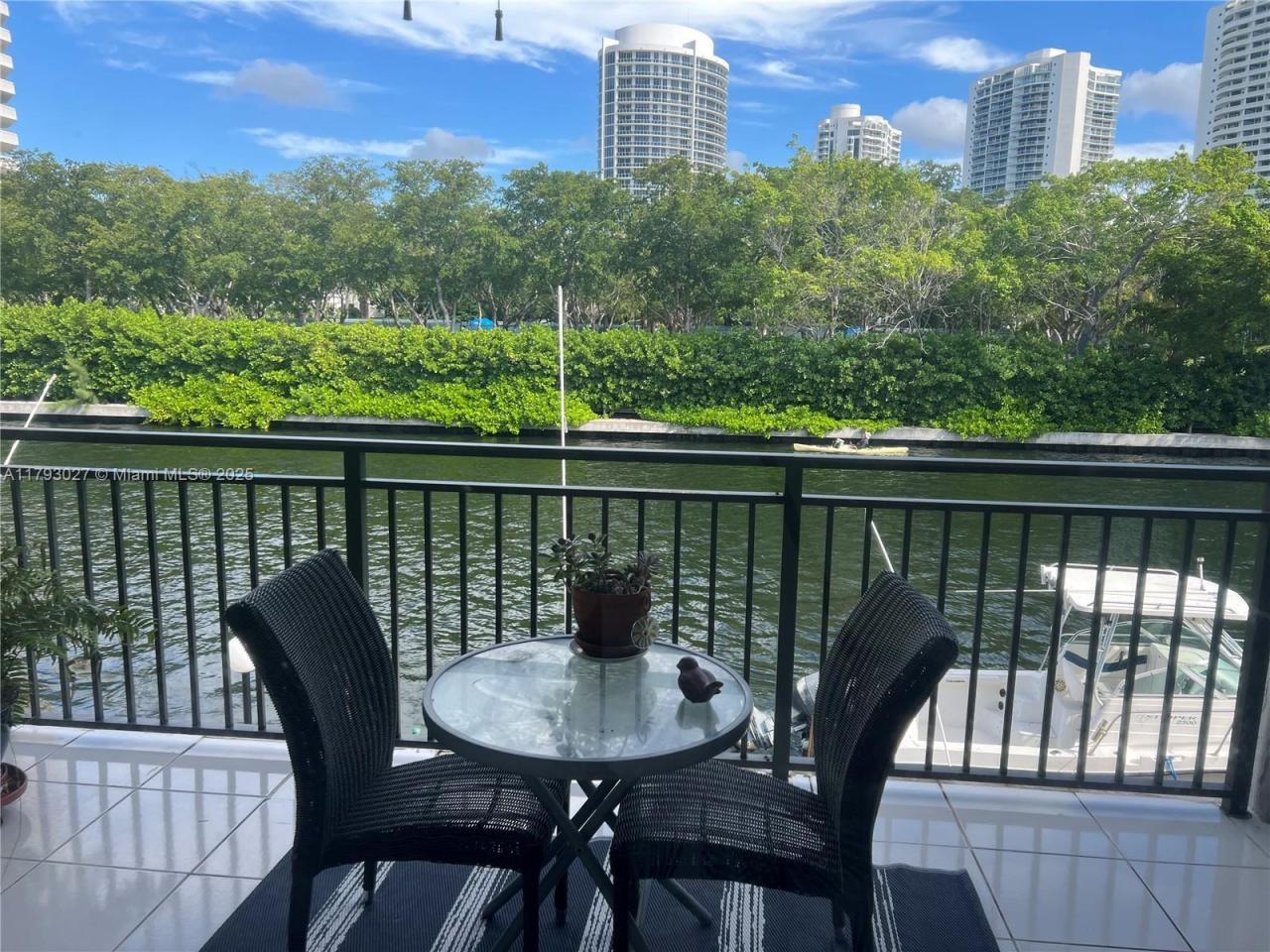 Renovated Duplex 2/BD 2/BA Island Kitchen Balcony W/D Gym Pool