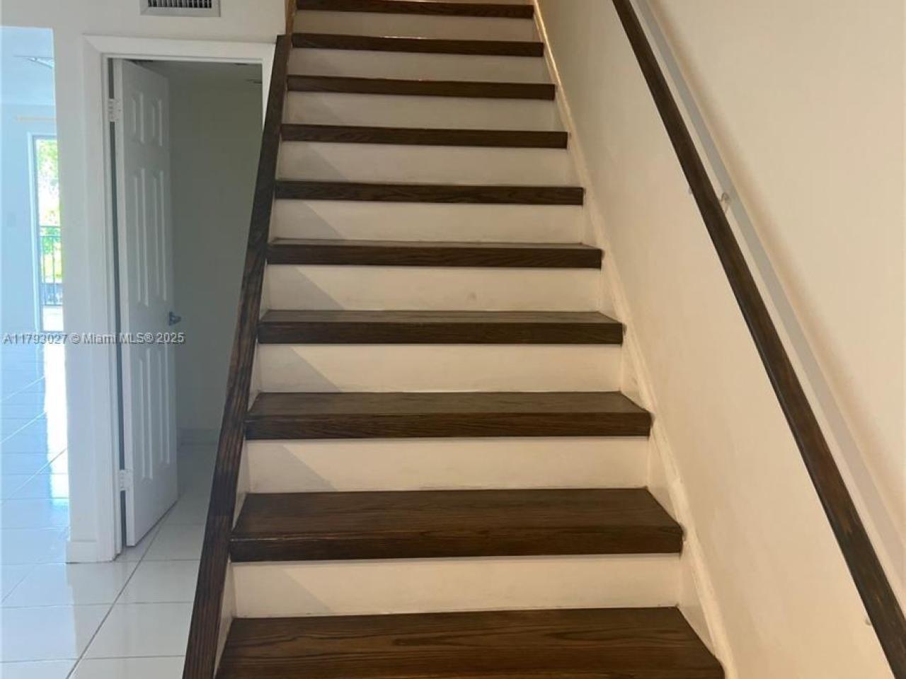 Renovated Duplex 2/BD 2/BA Island Kitchen Balcony W/D Gym Pool