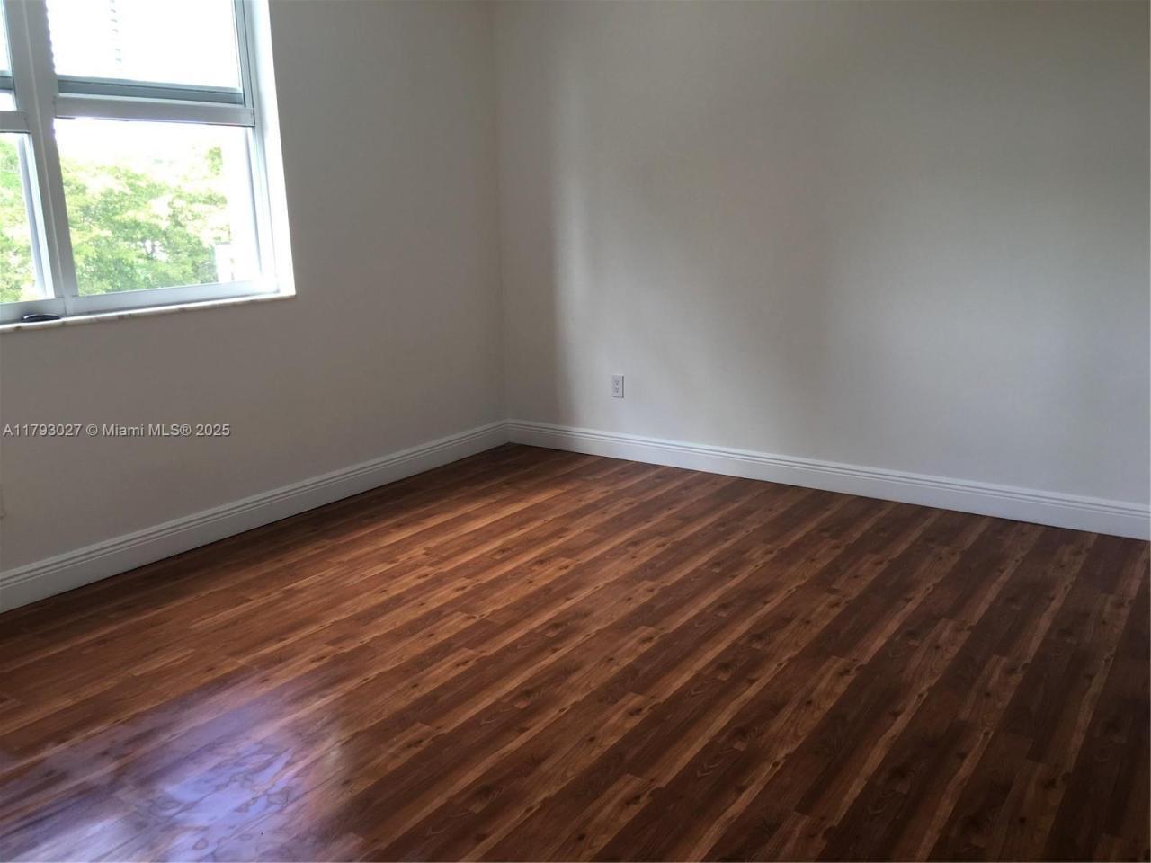 Renovated Duplex 2/BD 2/BA Island Kitchen Balcony W/D Gym Pool