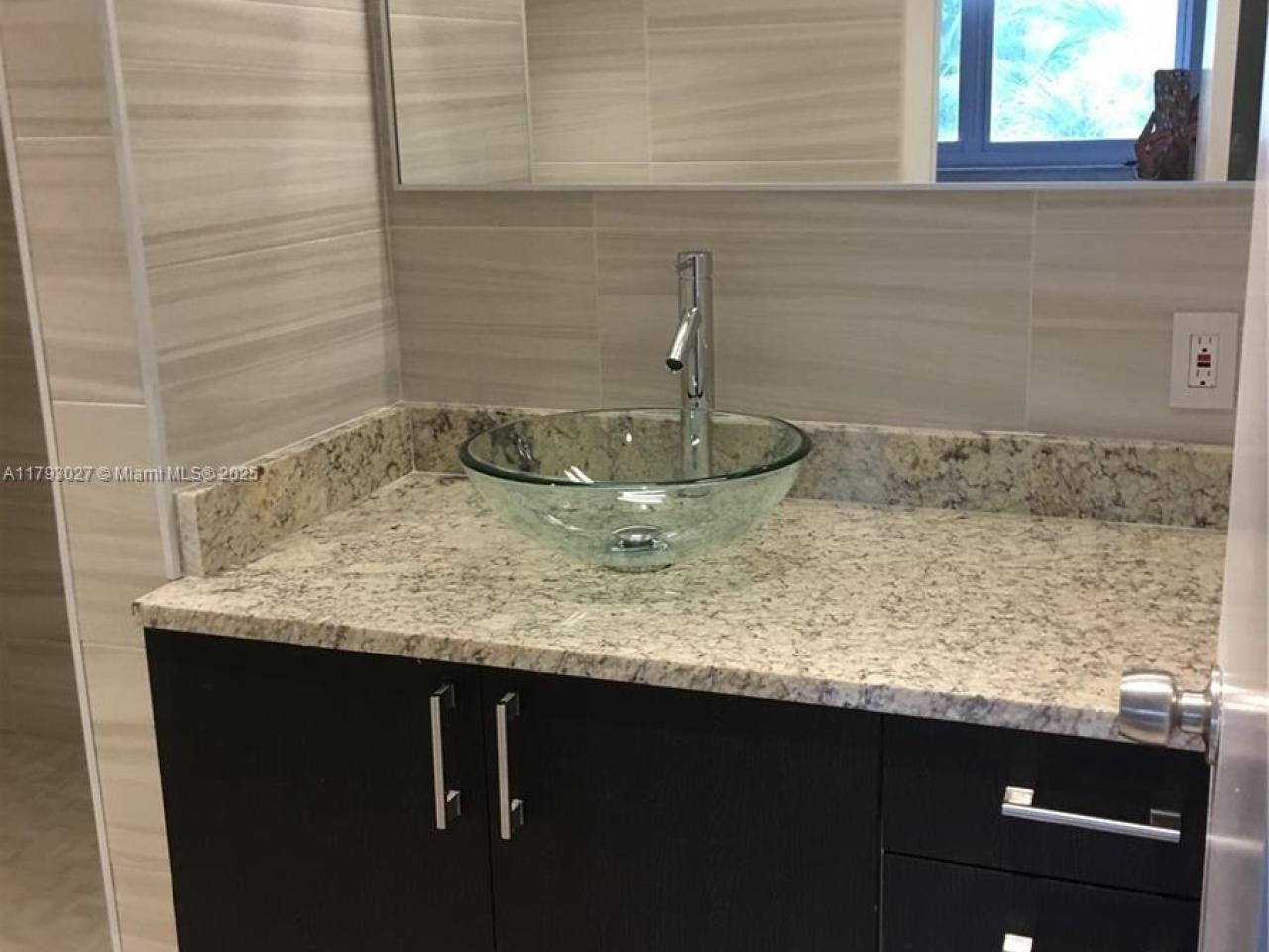 Renovated Duplex 2/BD 2/BA Island Kitchen Balcony W/D Gym Pool - 7/8