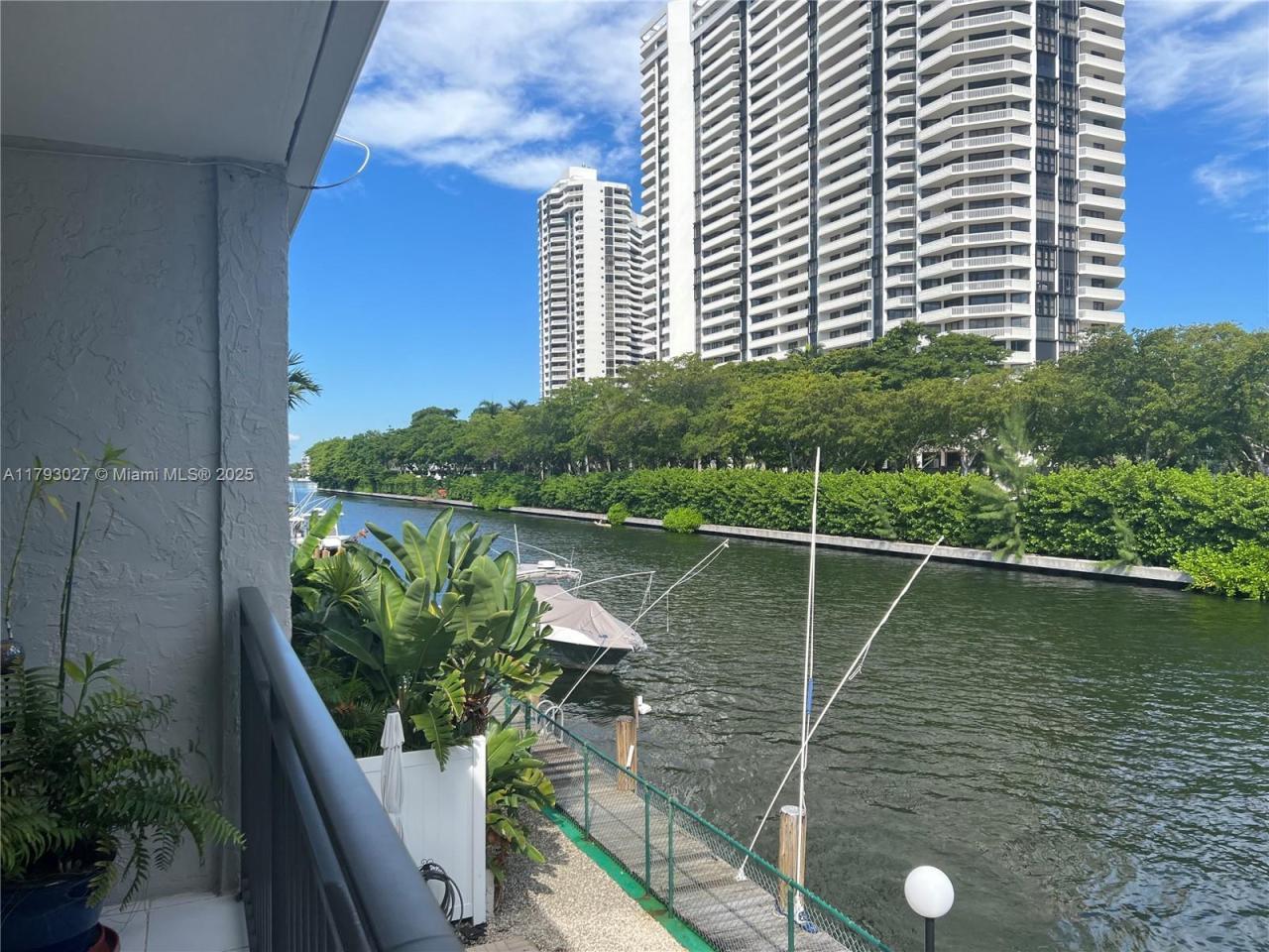 Renovated Duplex 2/BD 2/BA Island Kitchen Balcony W/D Gym Pool
