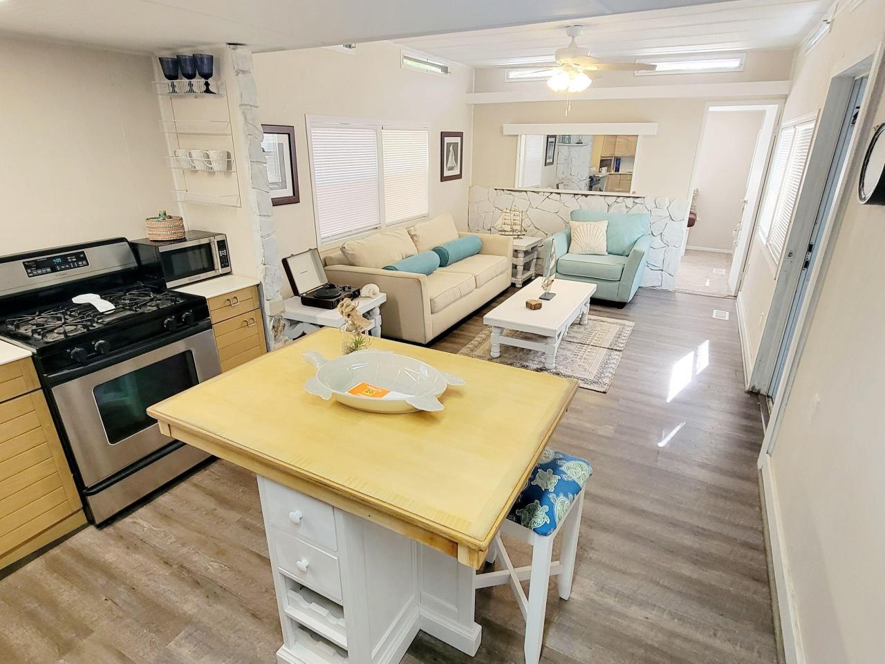 Charming 2 bd + den Modile Home