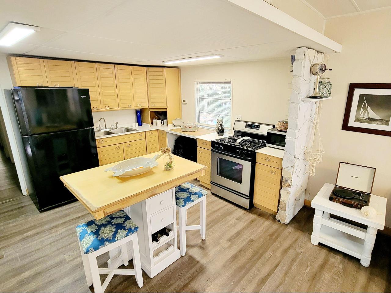 Charming 2 bd + den Modile Home