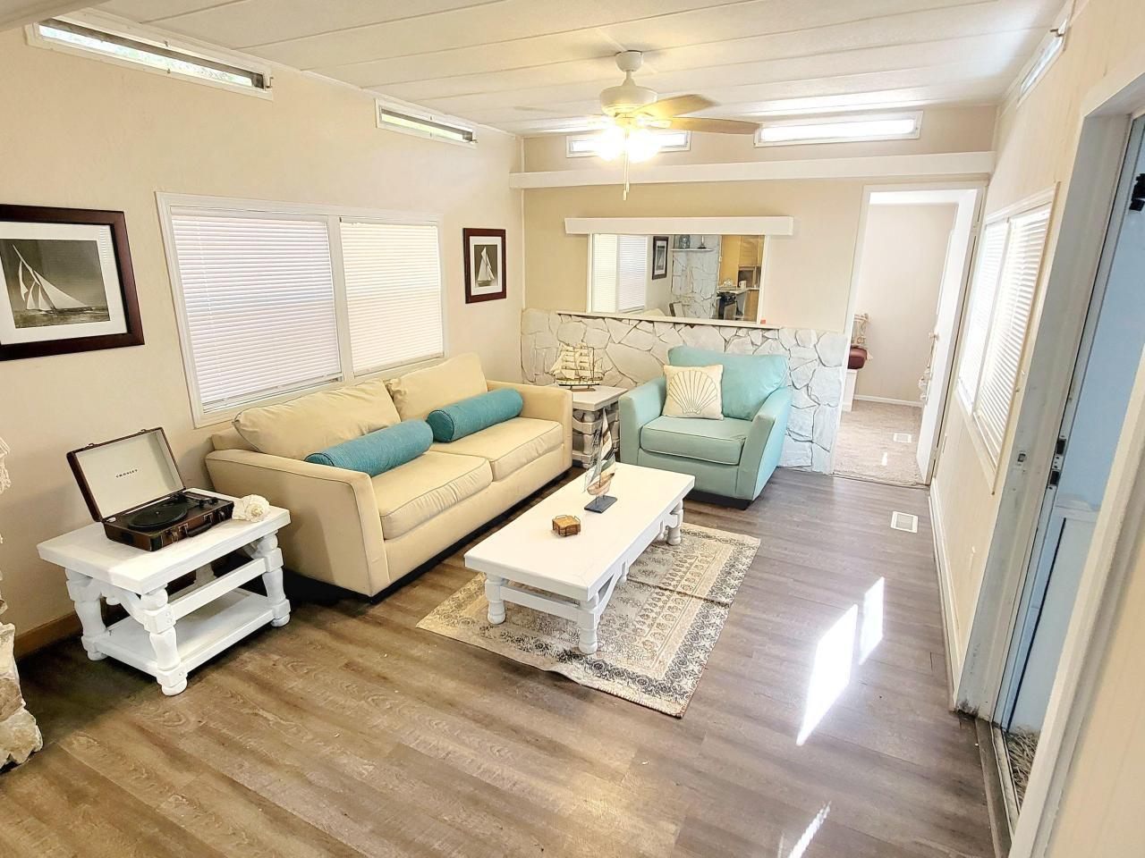 Charming 2 bd + den Modile Home