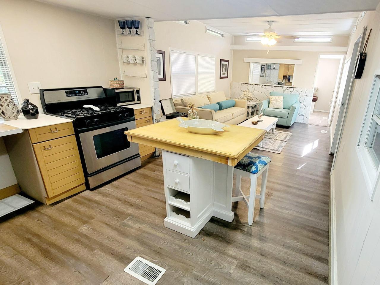 Charming 2 bd + den Modile Home