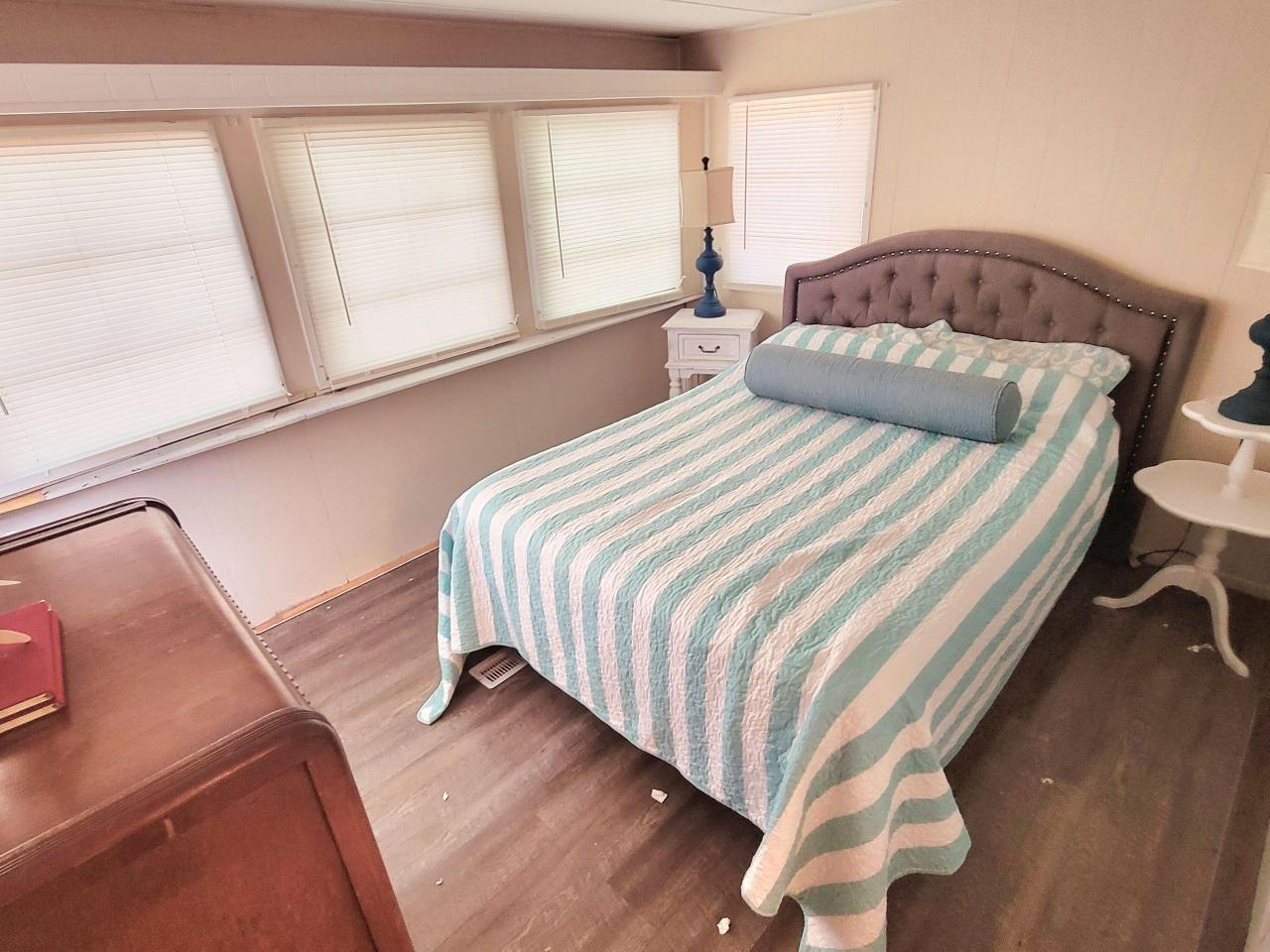 Charming 2 bd + den Modile Home