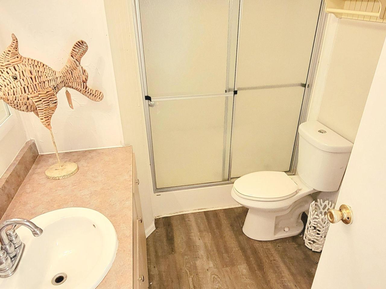 Charming 2 bd + den Modile Home
