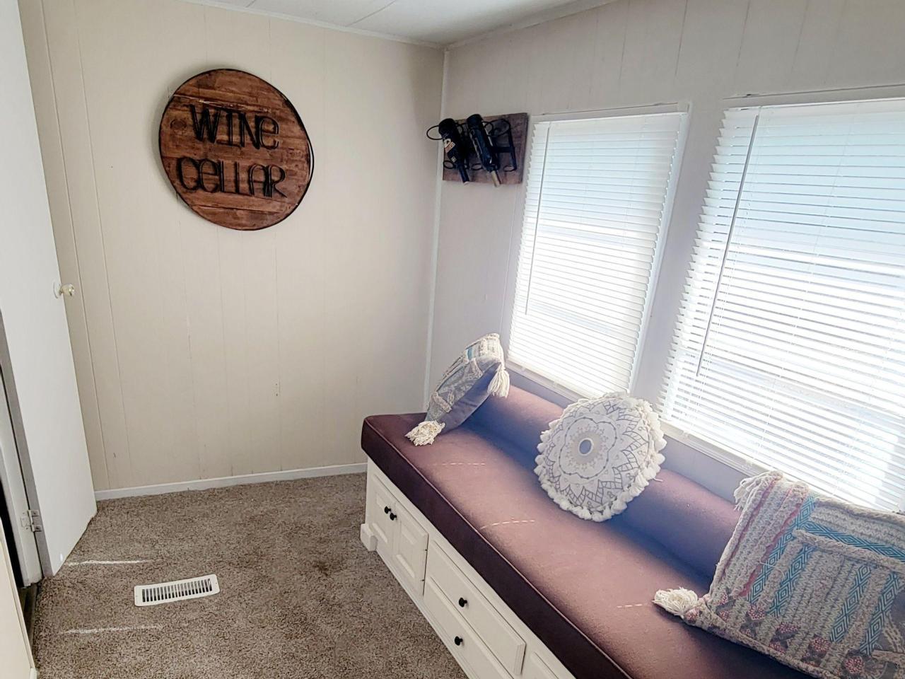 Charming 2 bd + den Modile Home
