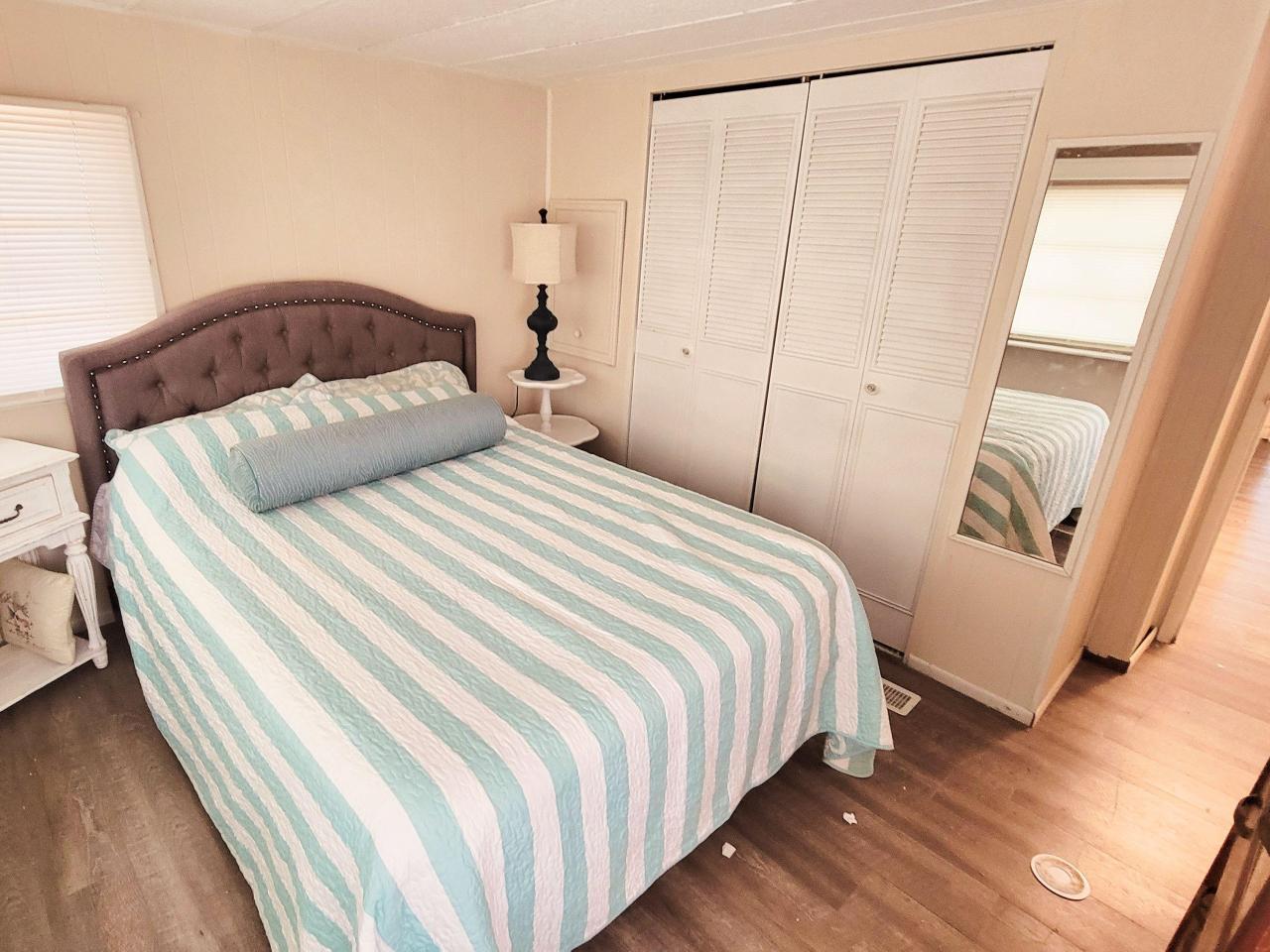 Charming 2 bd + den Modile Home