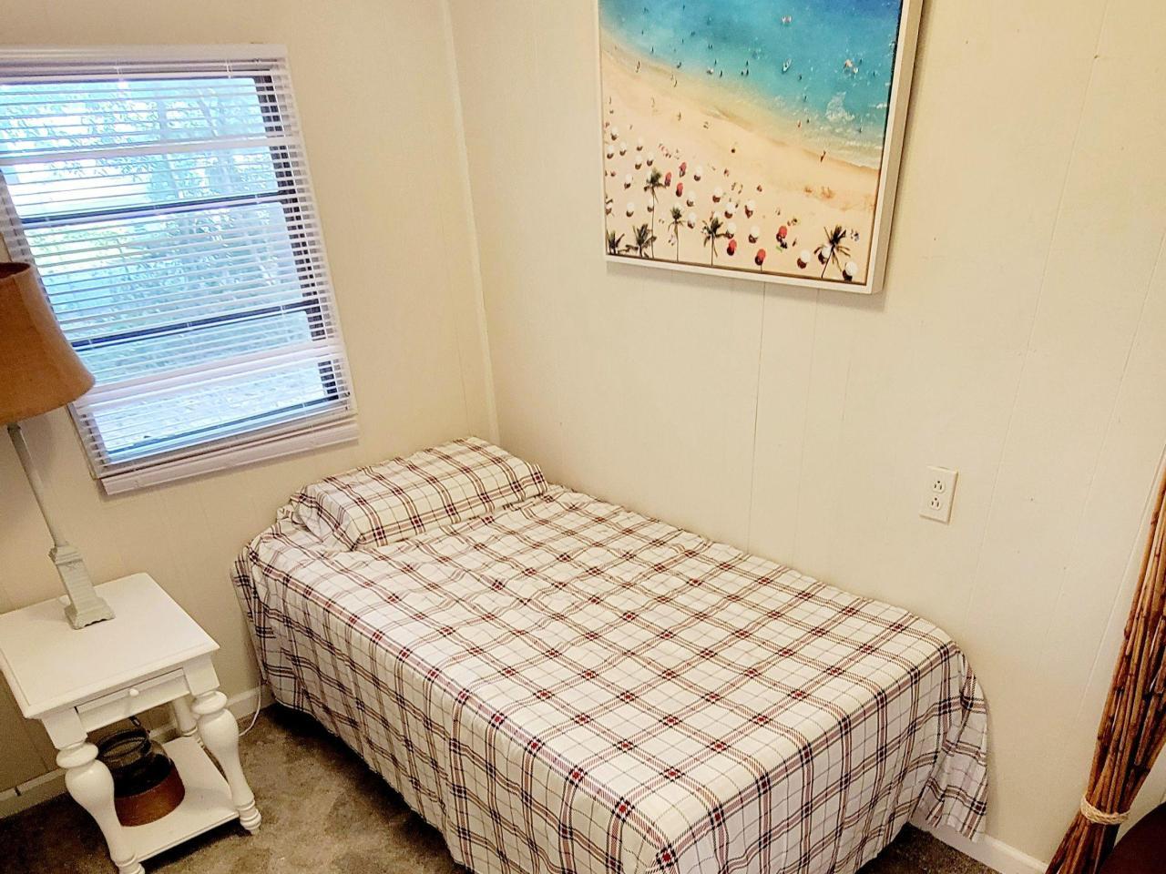 Charming 2 bd + den Modile Home