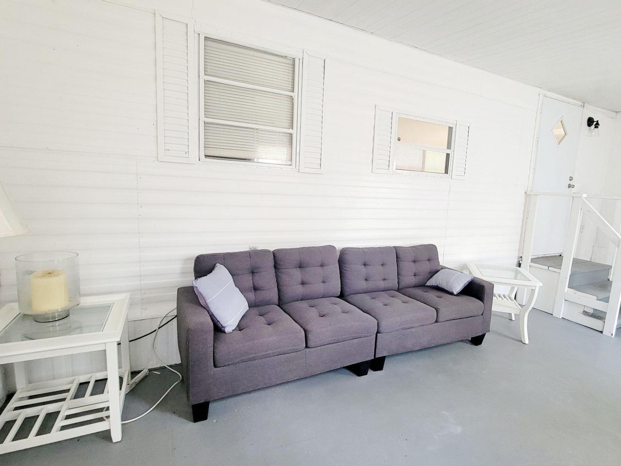 Charming 2 bd + den Modile Home