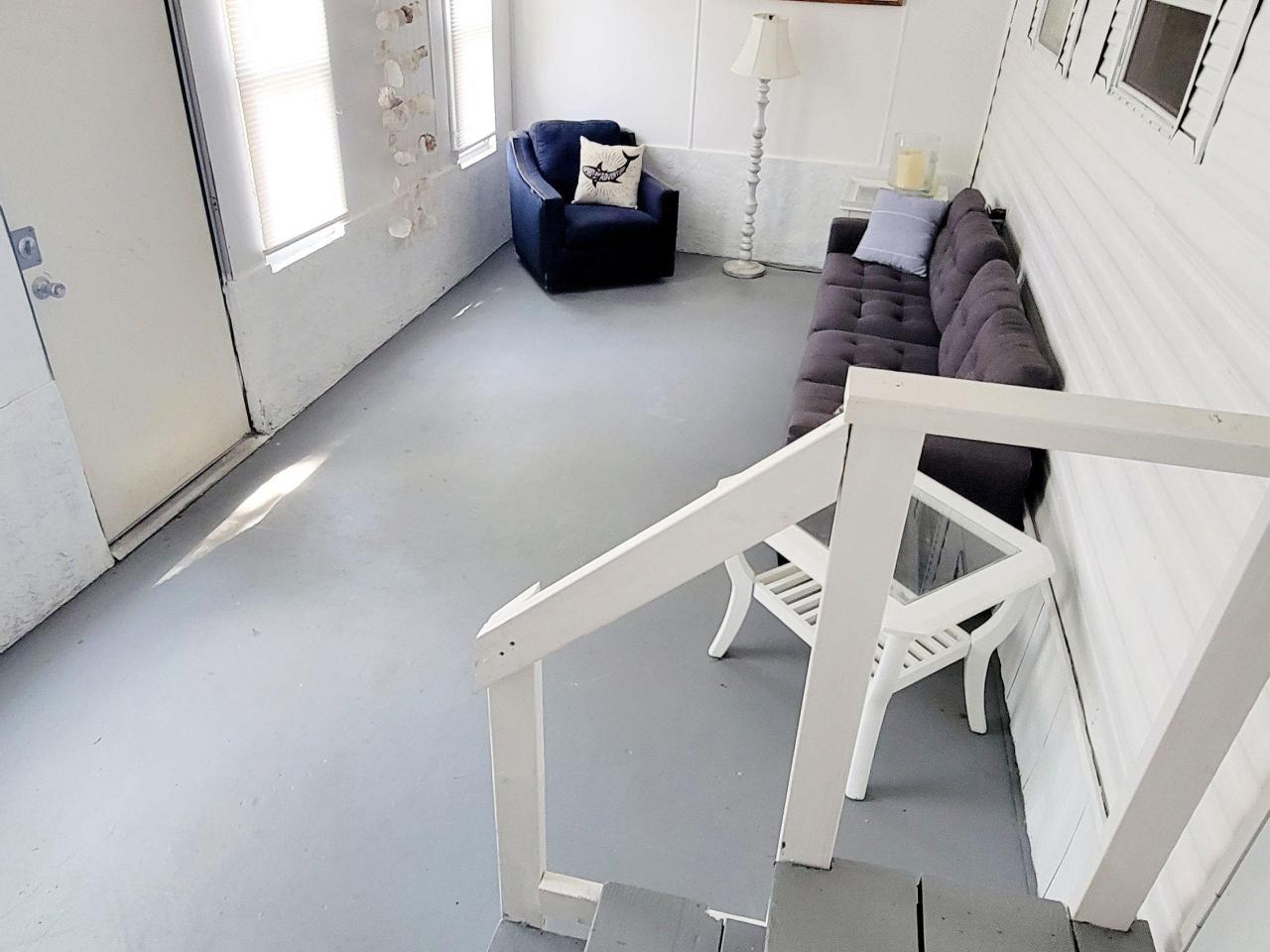Charming 2 bd + den Modile Home