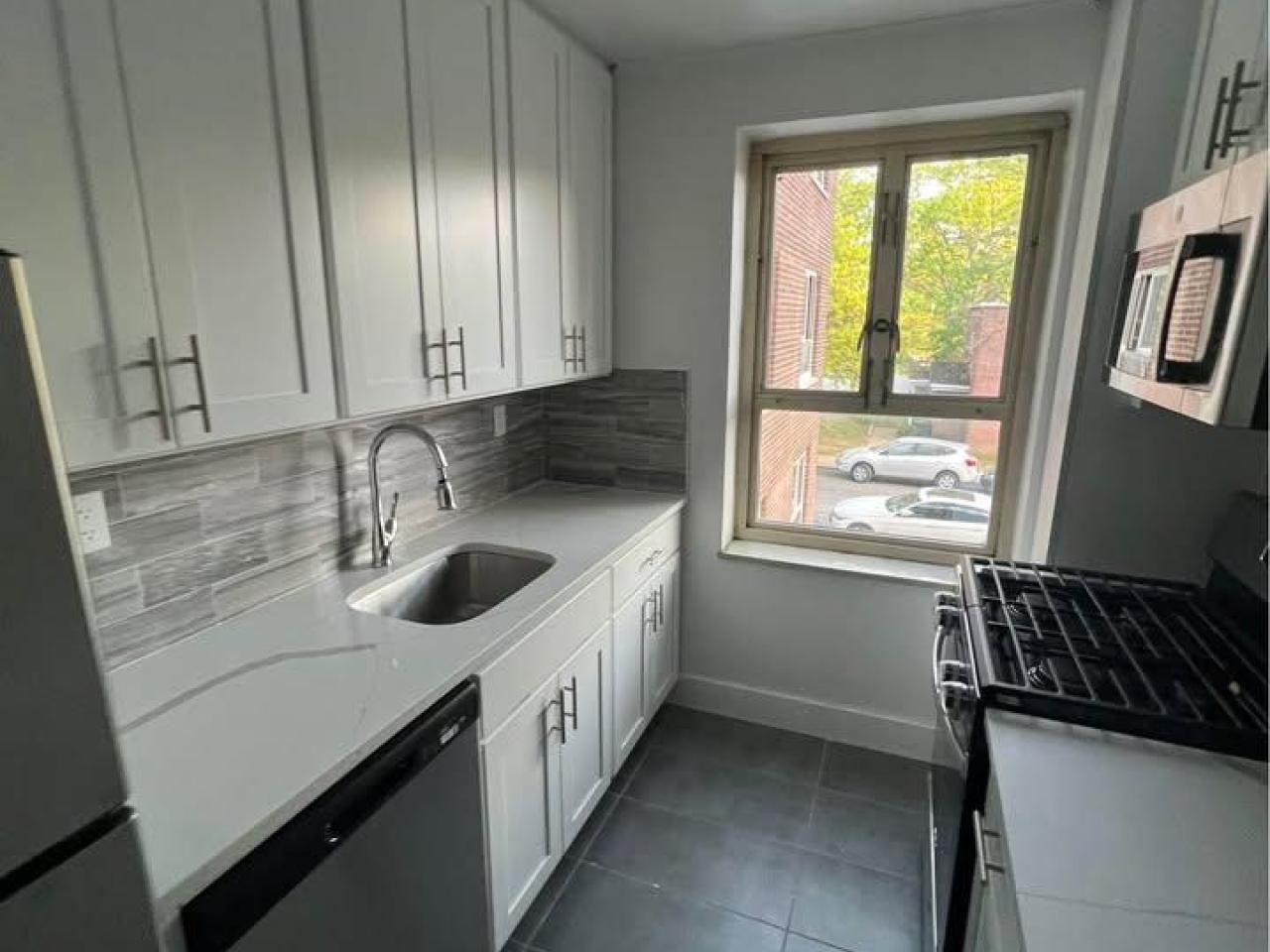 newly renovated apt for rent available