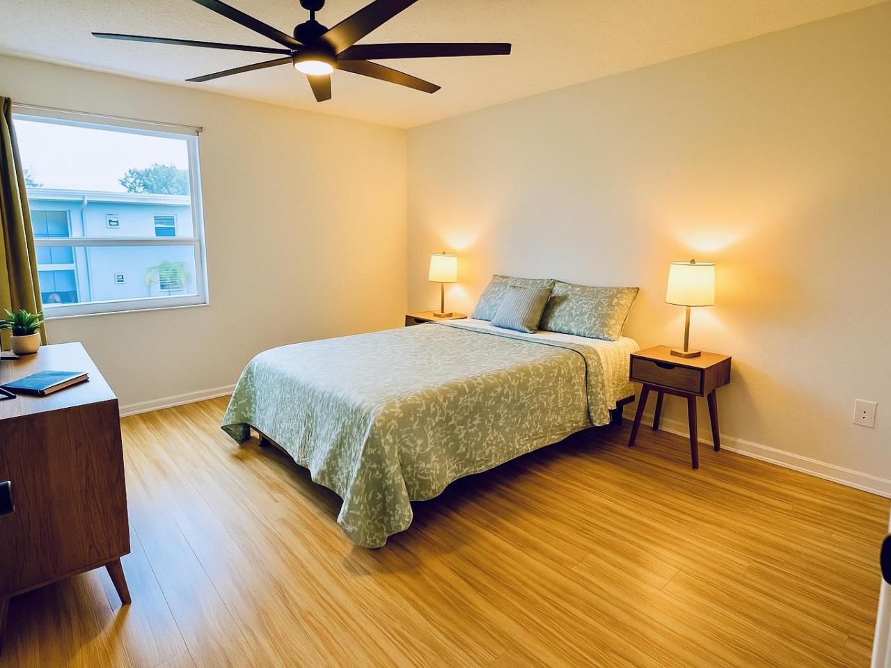 Bright condo bathed in natural light!