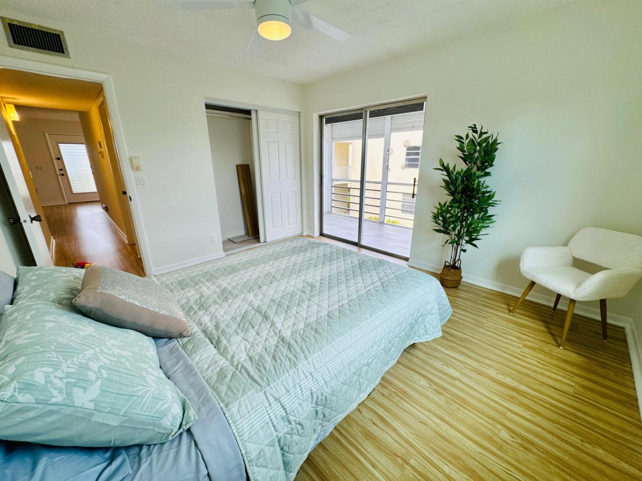 Bright condo bathed in natural light!