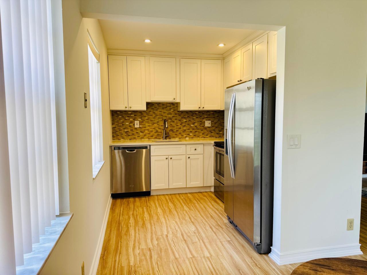 Bright condo bathed in natural light!